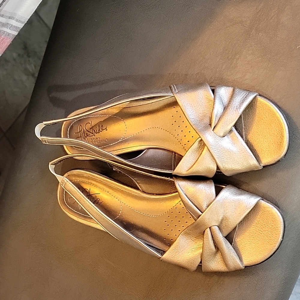 Sandles